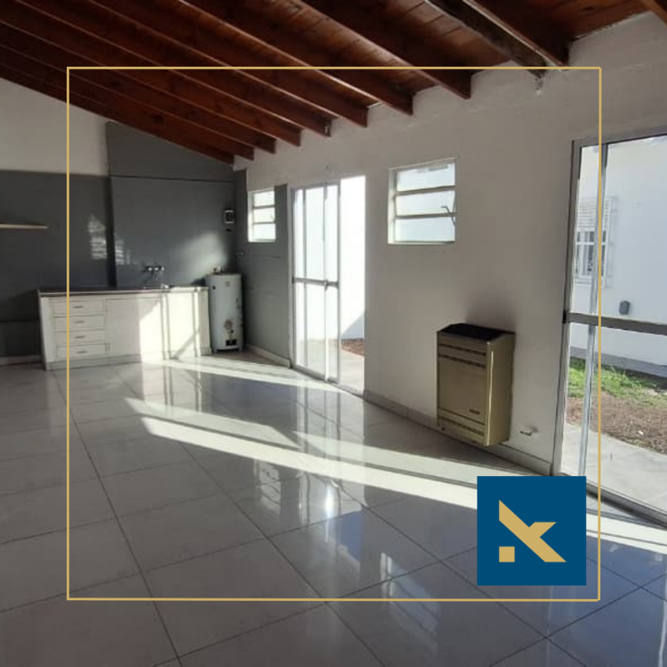 CASA RECICLADA EN VENTA - F. ACOSTA AL 5000